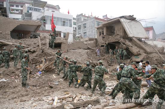 Rescuers search sludge for mudslide survivors