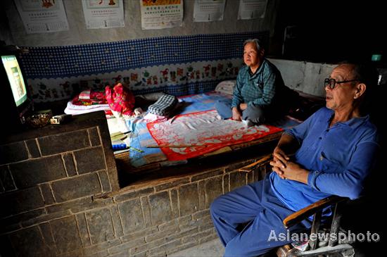 Elderly feel cozy in cave-style houses