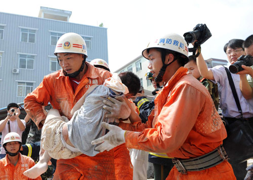 Child saved from collapsed building in NW China