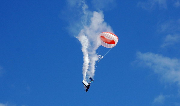 Airplane loses wing during air show