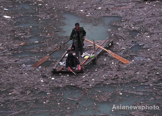 The lake of floating garbage