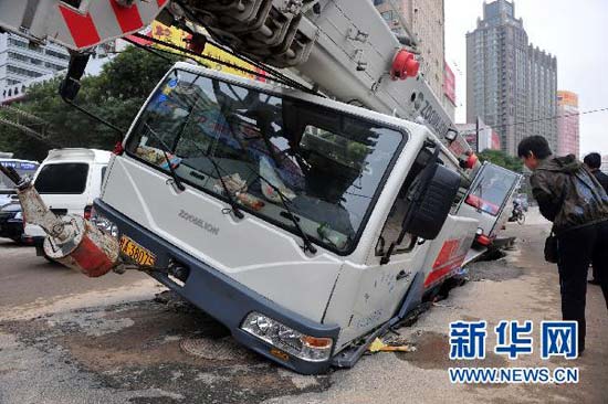 Heavy truck gets stuck on the road