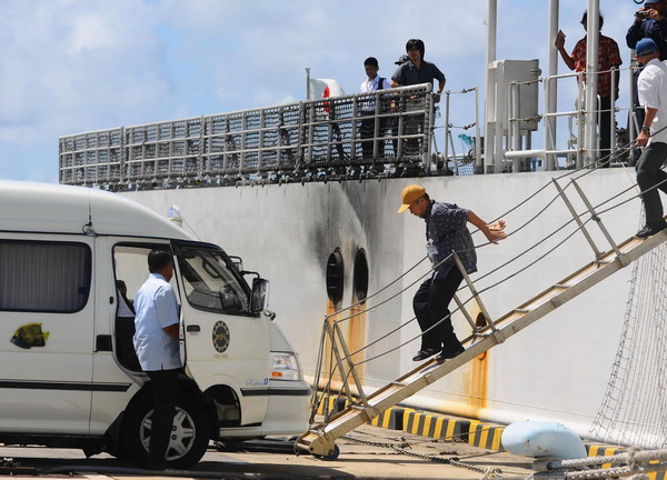 Chinese crew seized by Japan flying home