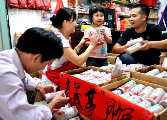 Simply-packaged moon cakes receive warm welcome