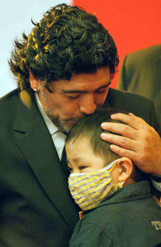 Maradona promotes charity on China tour