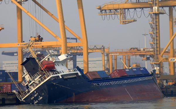 Oil spill after cargo ship tilts in Dalian