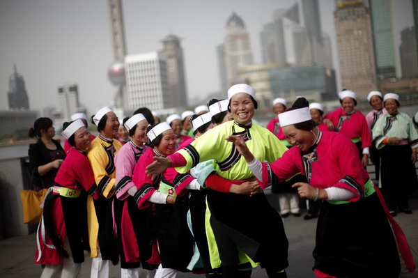 May Day holiday: Women have fun in Shanghai