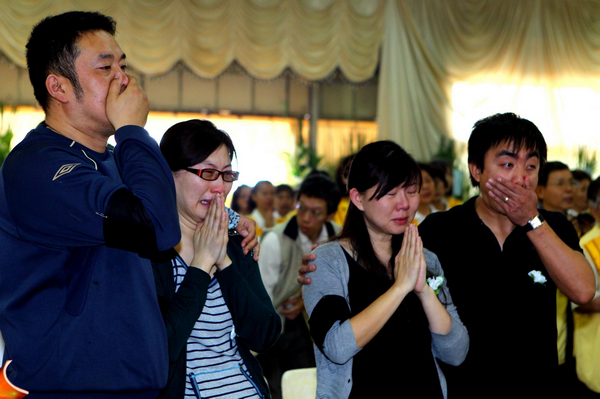 Relatives honor victims of Taiwan train accident