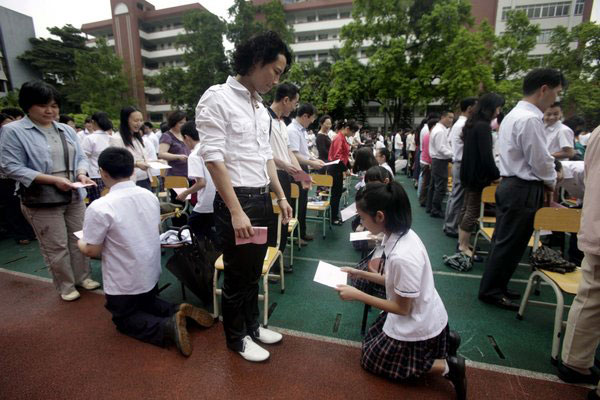 Pupils kneel before parents on Youth Day