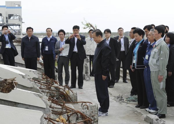 Premier Wen visits Japan's quake-hit area