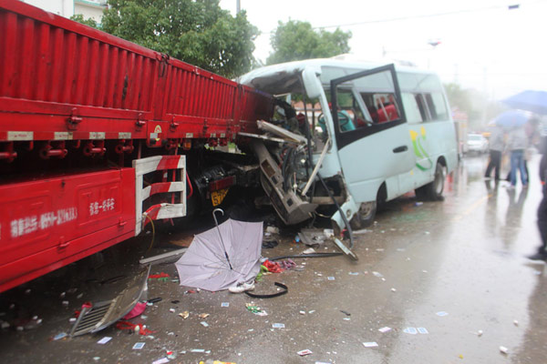 Road crash kills 6, injures 11 in East China