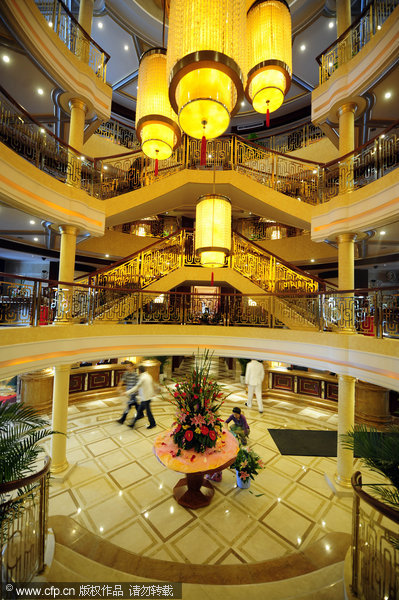 Luxury cruise liner makes debut in SW China