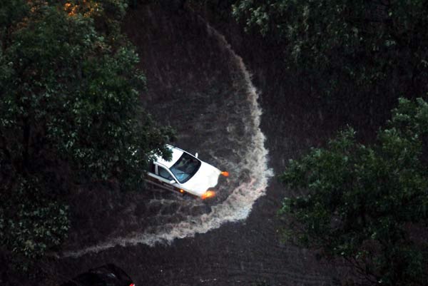 Heavy rain disrupts Beijing traffic