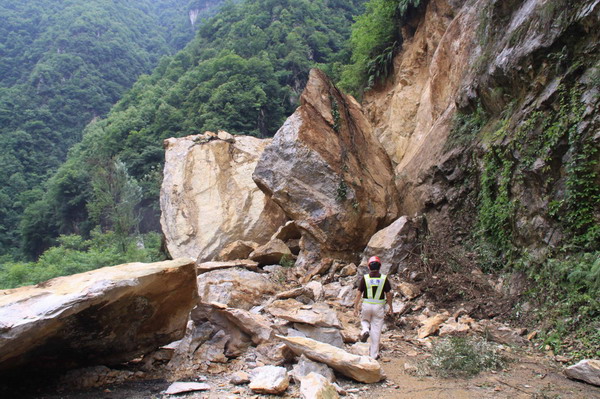 Rockfall holds up traffic in C China county