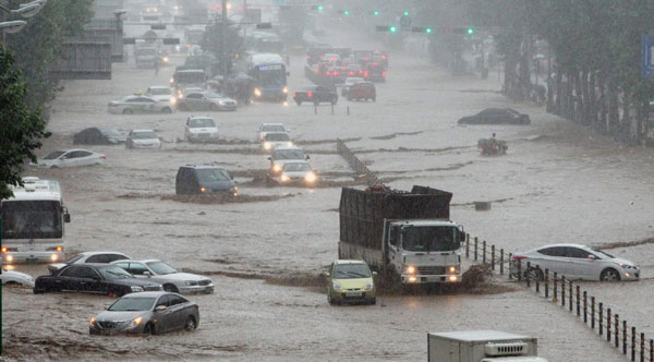 Heavy rain in Seoul disrupts traffic