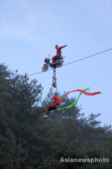 Henan acrobats' sky-high performance