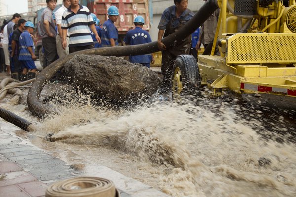 Burst water pipe floods Beijing street