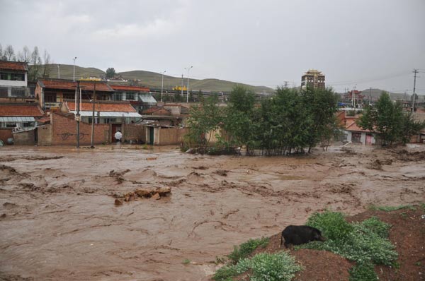 Roaring river floods NW Chinese city