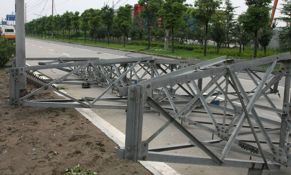 Power pylons blown apart by wind in E China