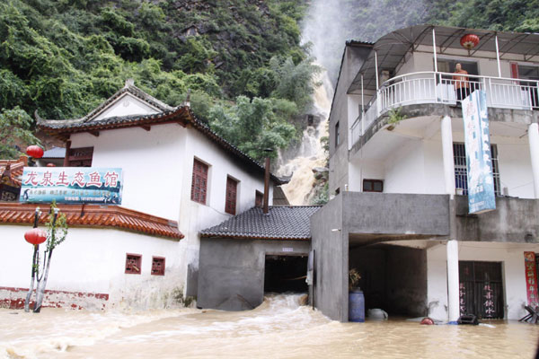 Rain-triggered mudslides trap 100 in C China