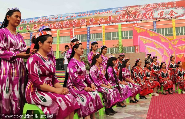 Hair-braiding competition in Xinjiang