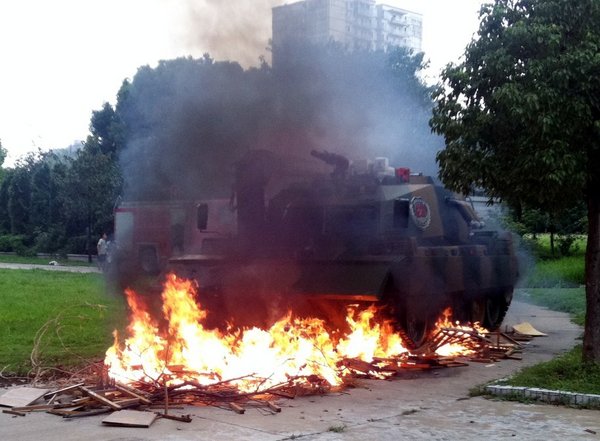 First firefighting tank rolls into action in Hubei