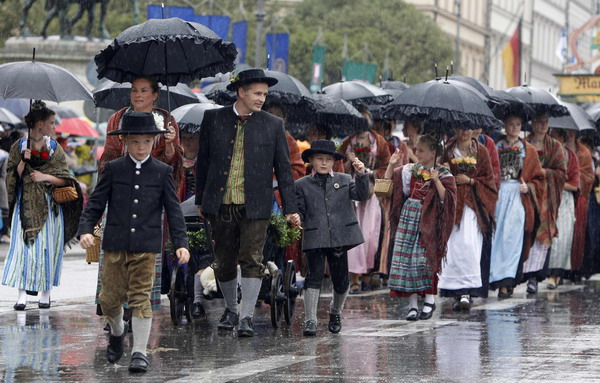 Oktoberfest parade starts in Munich