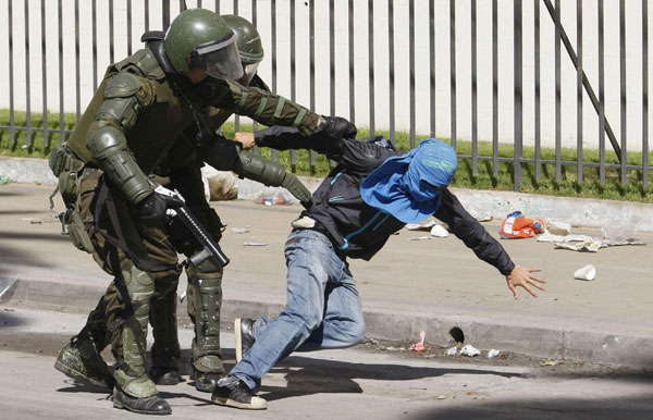 Chile: Students riot demanding education reform