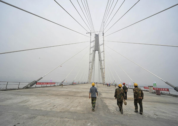 Wuhan's 7th Yangtze River bridge completes closure