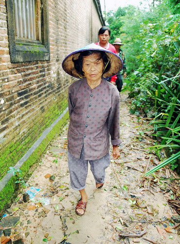 Tropical storm rocks South China province