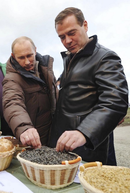 Putin, Medvedev visit Stavropol farm