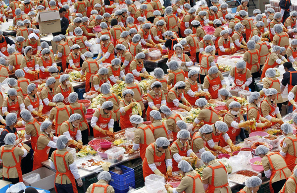 270 tons of fermented cabbage made in Seoul