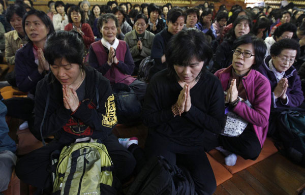 Koreans praying for offsprings' future