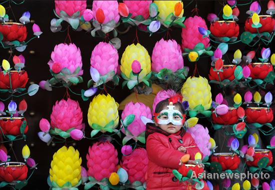 Festival lanterns draw tourists in Nanjing