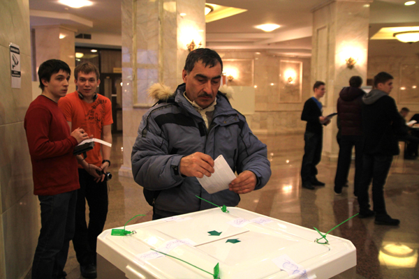 Russians vote for new president