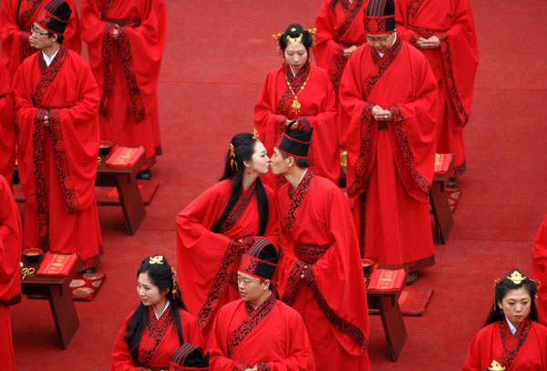 Couples wed in ancient style