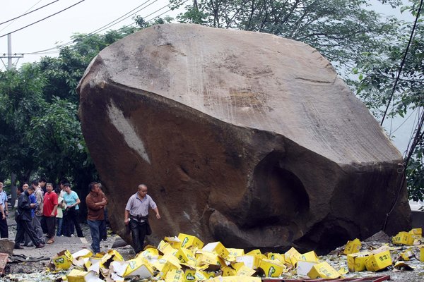 3 injured, 5 cars crushed by falling rocks