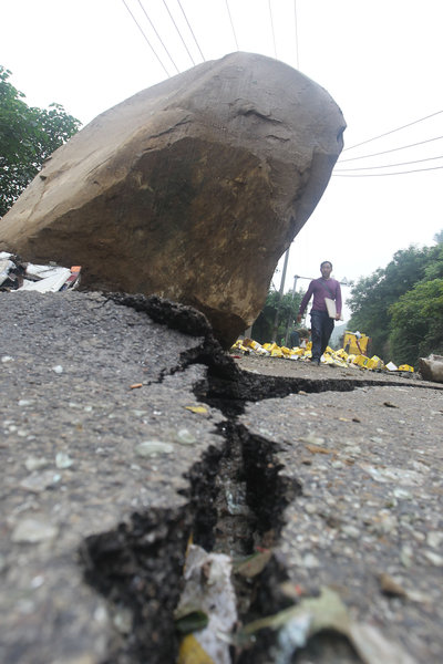 3 injured, 5 cars crushed by falling rocks