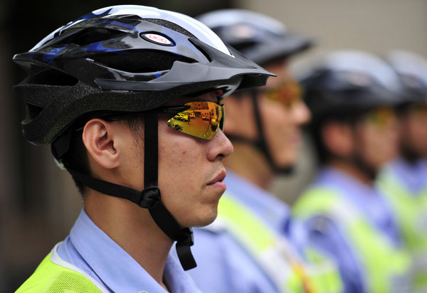 Police in E China cycle the roads