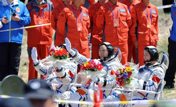 Astronauts come out of the return capsule