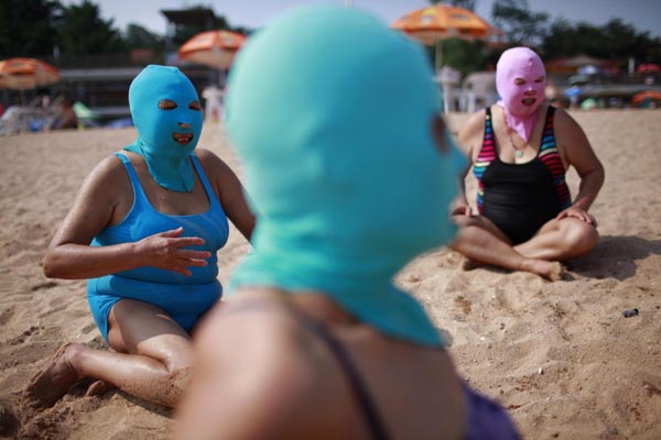 Enjoy the beach with a nylon mask