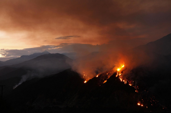 Fire burns Angeles National Forest in US