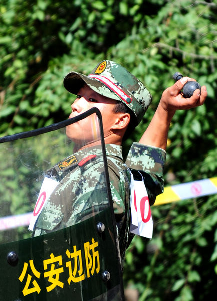 Soldiers take part in military training in N China