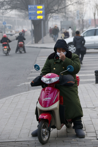 Dense fog shrouds Beijing