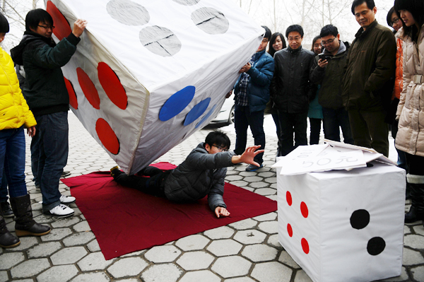 Students in E China put on anti-gambling show