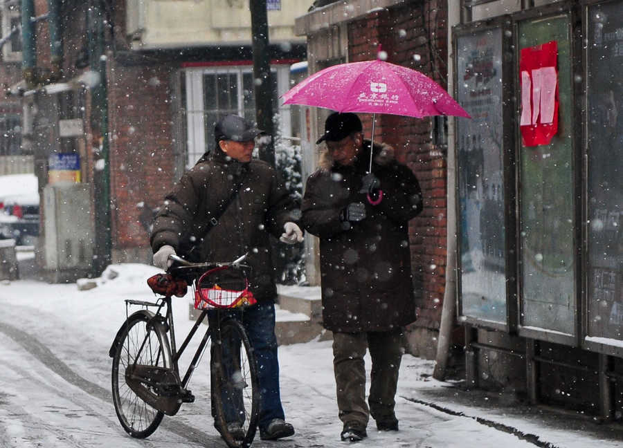 Cold snap brings snow to most parts of China