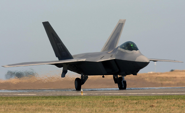 F-22A Raptor performs in Australian Intl Airshow