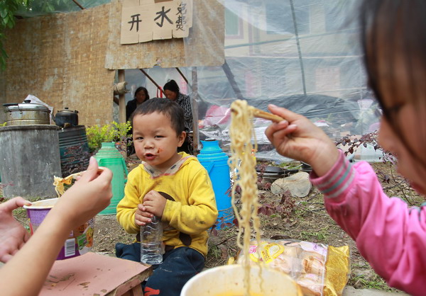 Quake victims take shelter on the streets