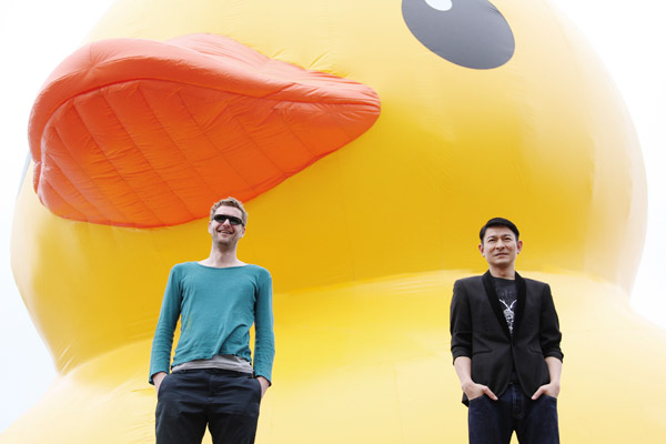 Rubber Duck floats to Hong Kong