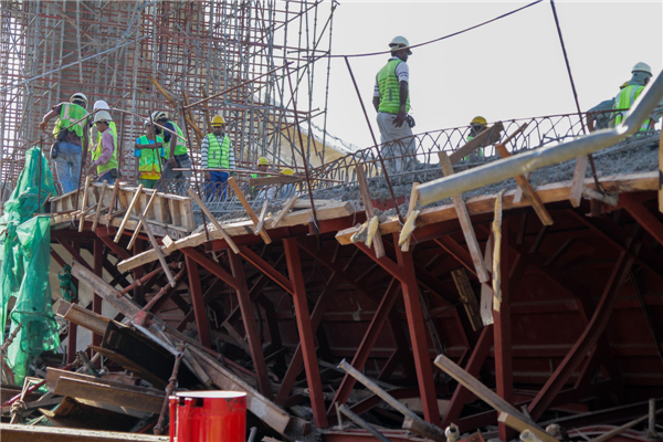 Cross-sea bridge collapses in Malaysia